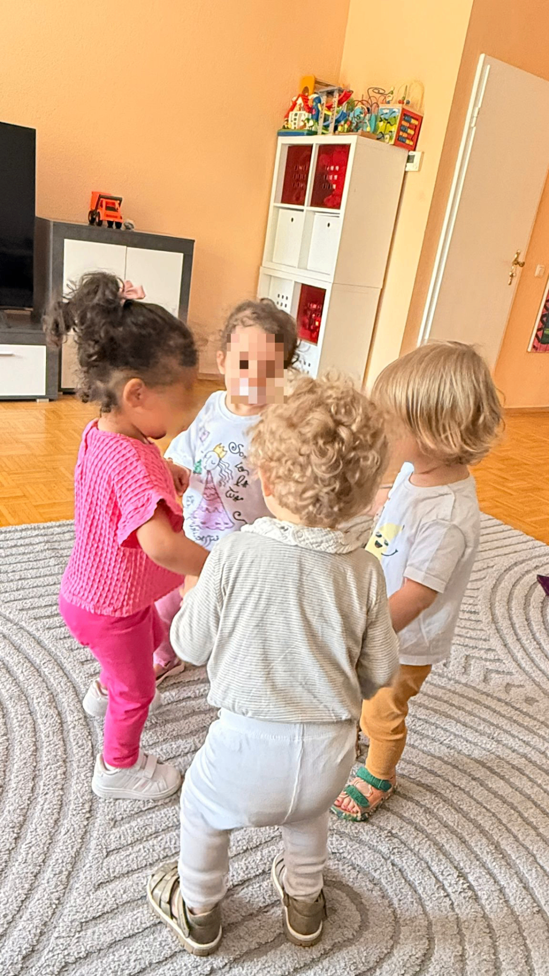 Kinder beim gemeinsamen Spielen im Spielzimmer